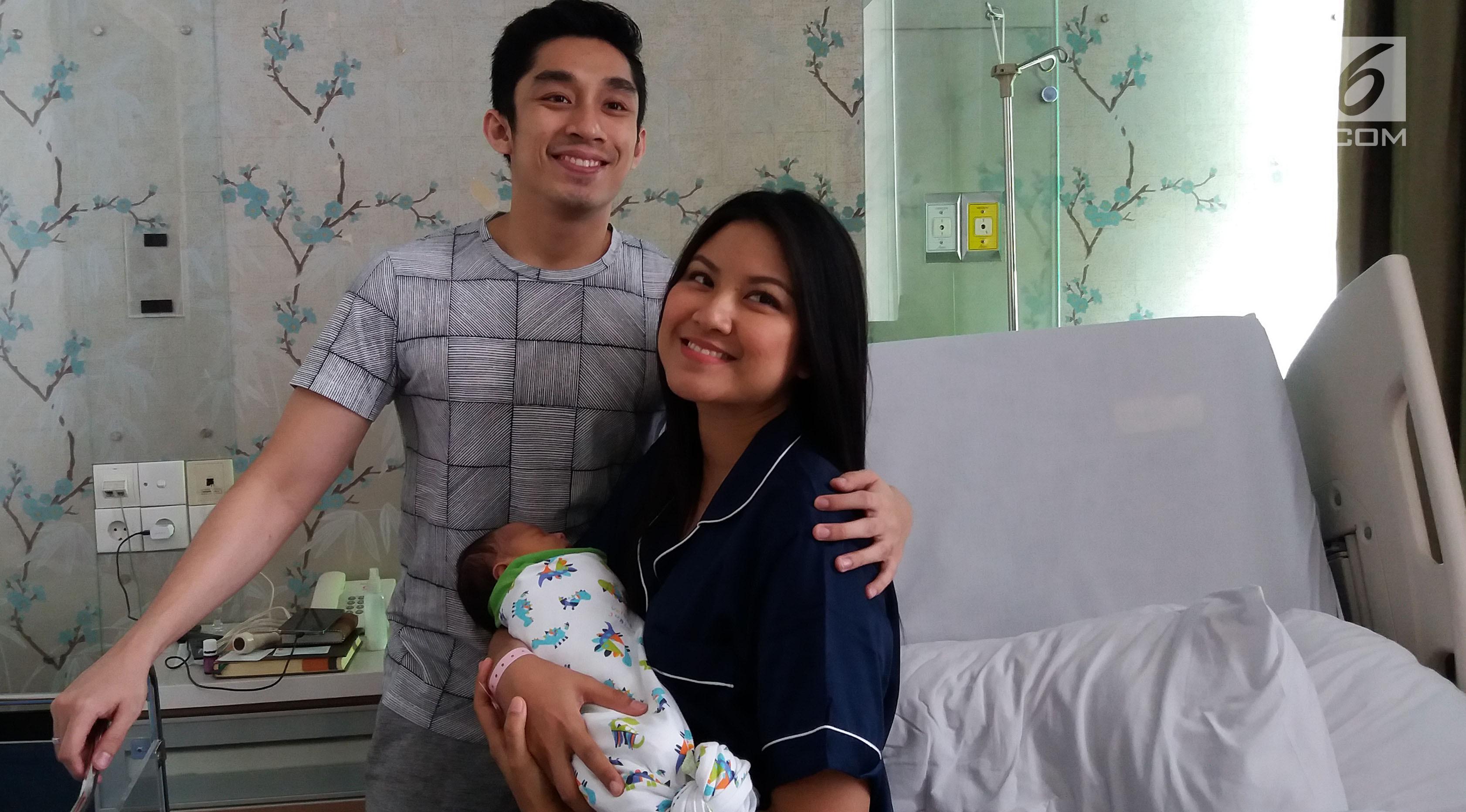 Zivanna Letisha dan suami, Haries Argareza Harahap memperkenalka anak pertamanya yang berjenis kelamin laki-laki dan lahir dengan proses persalinan normal, Kamis (16/11/2017). (Istihanah Soejothi/Liputan6.com)