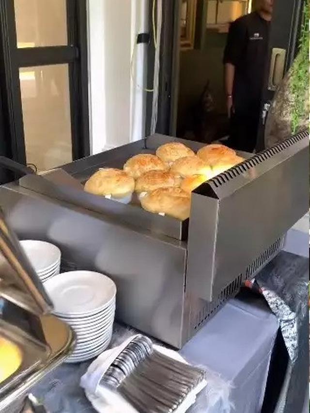 7 Potret Hidangan yang Tersedia di Acara Pertunangan Thariq Halilintar dan Aaliyah Massaid, Bergaya Mewah dengan Konsep Buffet