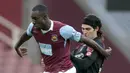 Setelah habis kontrak bersama West Ham pada 2015 silam, Cole direkrut klub Skotlandia Glasgow Celtic setelah sempat menganggur selama hampir tiga bulan. (AP Photo / Akira Suemori)