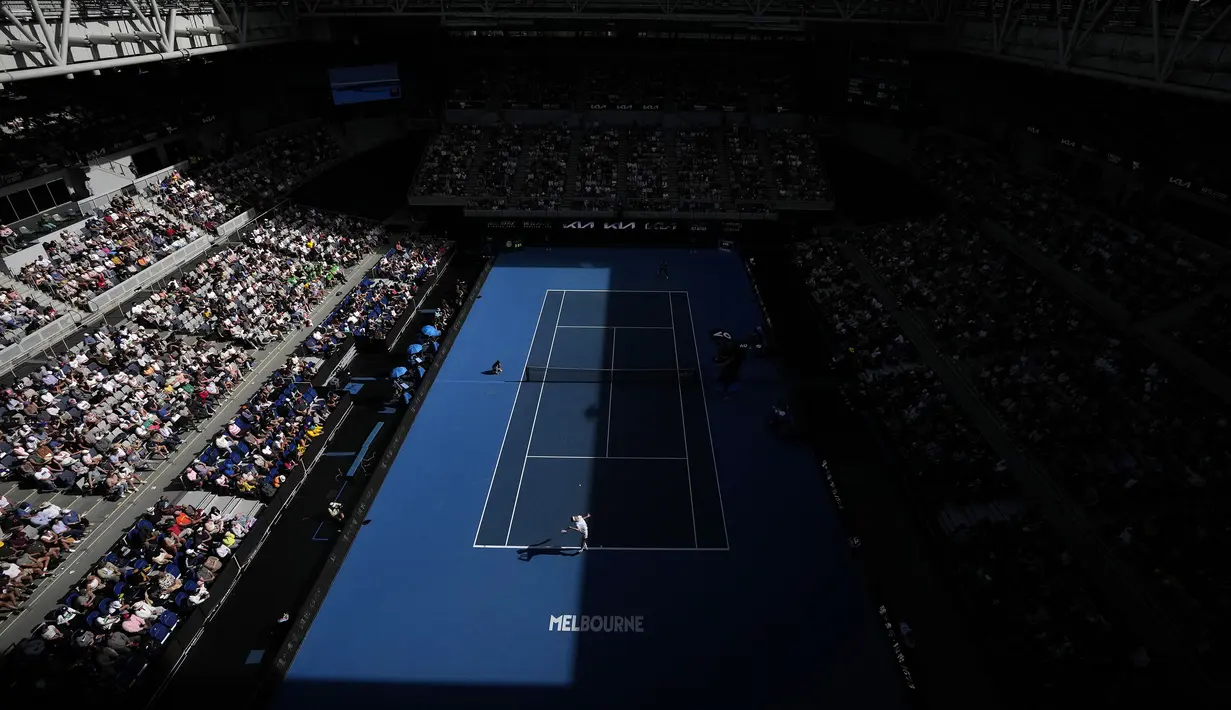 Petenis Amerika Serikat, Taylor Fritz melakukan servis saat laga putaran kedua Australia Open 2023 melawan petenis Australia, Alexei Popyrin di Melbourne, Australia, Kamis (19/01/2023). (AP Photo/Aaron Favila)