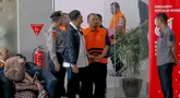 Bupati Pemalang Anom Widiyantoro berjalan menuju mobil tahanan usai menjalani pemeriksaan di Gedung Merah Putih KPK, Jakarta, Kamis  (30/7/2026).  (KLY/ Arie Basuki)