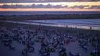 Warga buka puasa bersama keluarga dan kerabat sambil menikmati matahari terbenam di pantai Rabat, Maroko (9/6). Selama Ramadan, banyak warga Maroko berkunjung ke pantai menikmati angin Atlantik dan menikmati pemandangan laut. (AP Photo/Mosa'ab Elshamy)