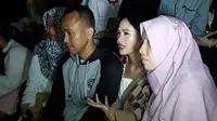 Andien saat mencoba menjadi pembisik di peluncurran video klip terbarunya di Auditorim Galeri Indonesia Kaya (15/08)