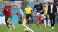 Pemain Maroko,&nbsp;Sofyan Amrabat (kiri) dan pemain Prancis, Kylian Mbappe berebut bola saat laga semifinal Piala Dunia 2022 yang berlangsung di Al Bayt Stadium, Qatar, Rabu (14/12/2022). (AP Photo/Manu Fernandez)