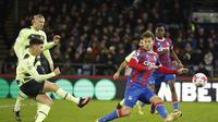 Penyerang Manchester City, Julian Alvarez menendang bola dari kawalan pemain Crystal Palace, Joachim Andersen pada pertandingan lanjutan Liga Inggris di stadion Selhurst Park, di London, Minggu (12/3/2023). Manchester City menang atas Crystal Palace dengan skort tipis 1-0. (AP Photo/David Cliff)