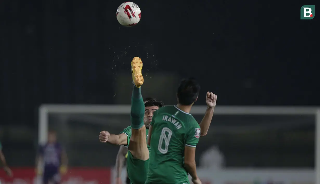 Bek PSS Sleman, Fabiano Beltrame (kiri) menghalau bola saat melawan Bali United dalam laga perempatfinal Piala Menpora 2021 di Stadion Si Jalak Harupat, Bandung, Senin (12/4/2021). PSS Sleman menang 4-2 melalui adu penalti. (Bola.com/Ikhwan Yanuar)