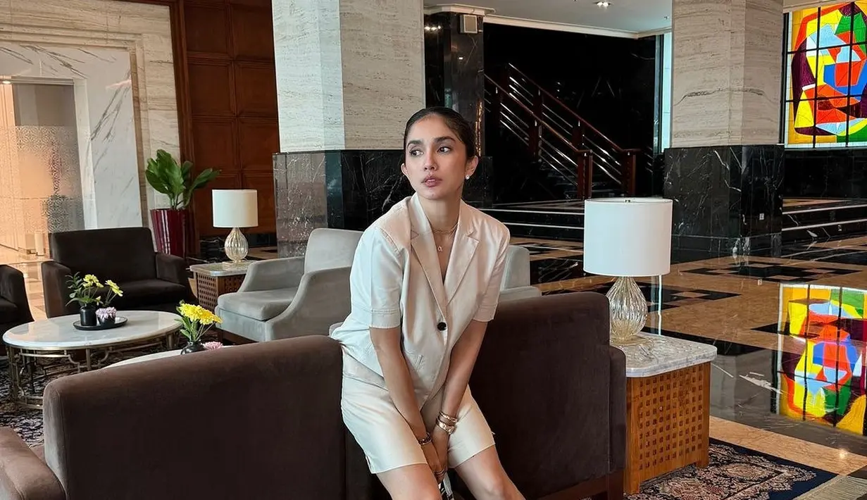 Ussy mengenakan setelan serba putih yang membuat tampilannya semakin elegan. Celana pendek yang ia kenakan pun berhasil menonjolkan kesan santai namun tetap stylish, membuat banyak netizen kagum. Mereka salah fokus pada pilihan busana Ussy yang membuatnya terlihat seperti masih berusia 20-an.  (Liputan6.com/IG/@ussypratama)