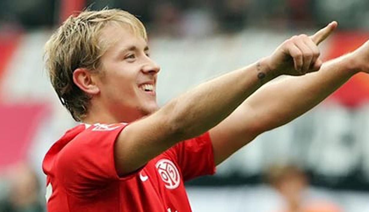 Gelandang muda Mainz Lewis Holtby ketika merayakan salah satu gol kemenangan 4-2 dari Hoffenheim di Stadion am Bruchweg pada 2 Oktober 2010. AFP PHOTO/DANIEL ROLAND