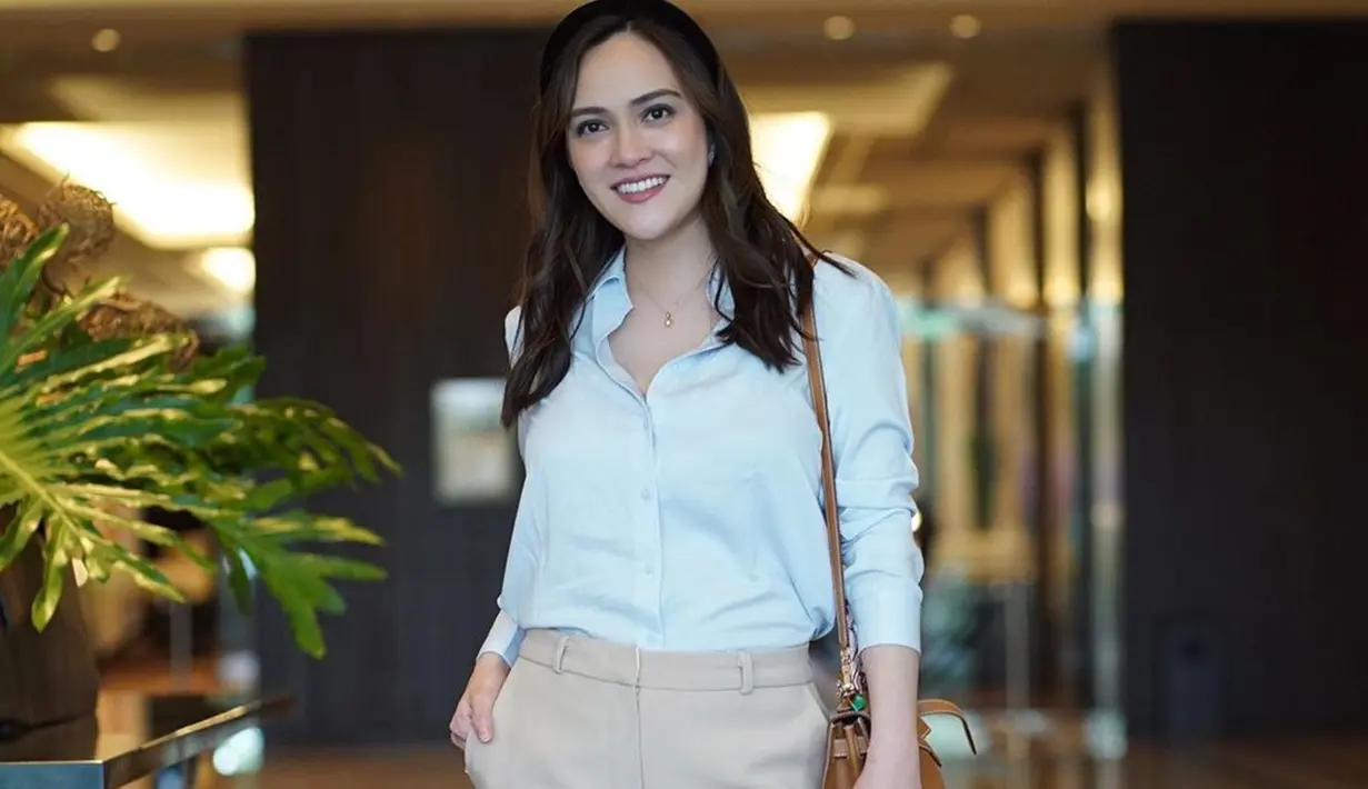 Punya paras cantik, tak heran jika ibu satu anak ini diidolakan banyak orang. Selain itu, ia juga pandai memadukan busana. Seperti kali ini, Shandy tampil dengan gaya kasual. Ia memilih mengenakan kemeja putih kebiruan yang dipadukan dengan celana kain berwarna krem. (Liputan6.com/IG/@shandyaulia)