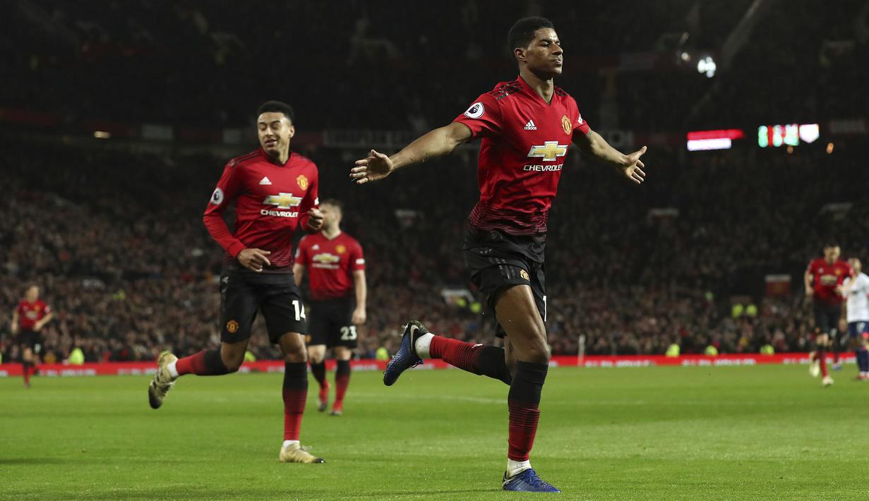 Striker Manchester United, Marcus Rashford, merayakan gol yang dicetaknya ke gawang Bournemouth pada laga Premier League di Stadion Old Trafford, Manchester, Minggu (30/12). MU menang 4-1 atas Bournemouth. (AP/Martin Rickett)