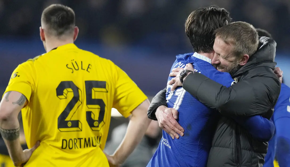 Pelatih Chelsea, Graham Potter, memeluk Ben Chilwell setelah menaklukkan Borussia Dortmund pada leg kedua 16 besar Liga Champions di Stadion Stamford Bridge, Rabu (8/3/2023). Tim asuhan Graham Potter unggul 2-1 secara agregat. Mereka membalikkan kedudukan setelah sempat kalah 0-1 pada laga leg pertama yang berlangsung di markas Dortmund. (AP Photo/Alastair Grant)