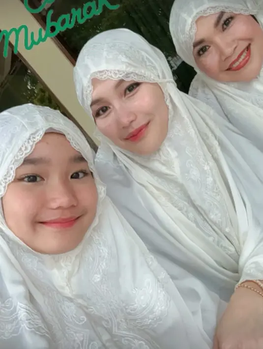 Wajah Ayu Ting-Ting terlihat glowing dengan pulasan lip tint saat sholat Ied bersama anak dan sang ibu [@ayutingting92]