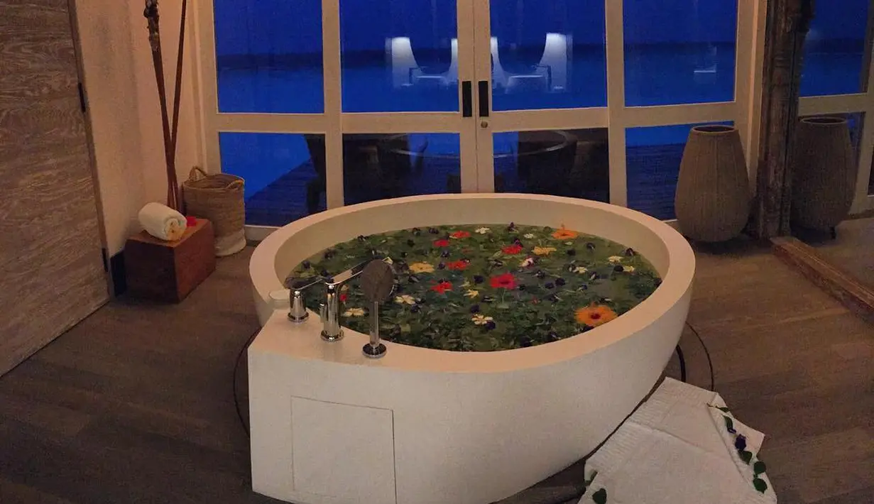 Sebagai bukti, ia pun mengunggah foto bathub yang sudah dihias dengan cantik oleh para pegawai di resort. (instagram/pattiemallete)
