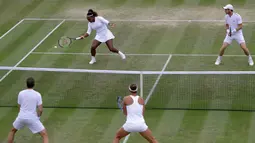Pasangan ganda campuran Serena Williams/Andy Murray (atas) bermain menghadapi Bruno Soares/Nicole Melichar pada laga 16 besar Wimbledon 2019 di London, Inggris, Rabu (10/7/2019). Serena Williams/Andy Murray gagal melaju ke babak perempat final. (AP Photo/Kirsty Wigglesworth)
