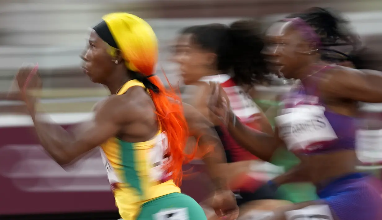 Shelly-Ann Fraser-Pryce dari Jamaika berlari dalam semifinal lari 100 meter putri Olimpiade Tokyo 2020 di Tokyo, Jepang, 31 Juli 2021. (AP Photo/David J. Phillip)