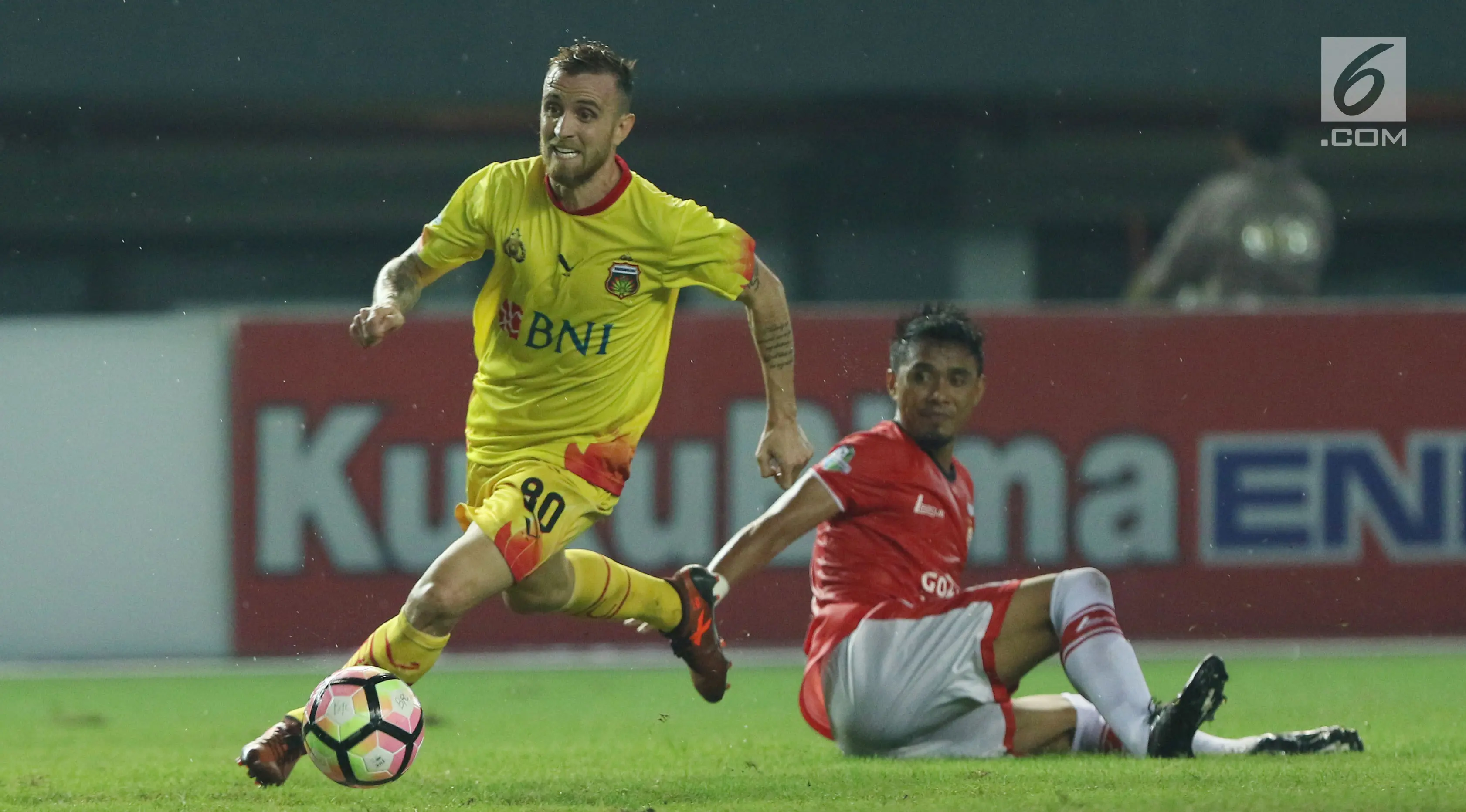 Penyerang Bhayangkara FC, Paulo Sergio M Goncalves (kiri) melewati adangan pemain Persija, Maman Abdurrahman pada laga penutup Liga 1 Indonesia di Stadion Patriot Candrabhaga, Bekasi, Minggu (12/11). Persija unggul 2-1. (Liputan6.com/Helmi Fithriansyah)