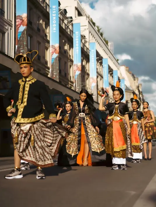 Anggun C Sasmi, atau kini dikenal sebagai Anggun Cipta kembali tampil di hadapan publik. Bedanya, bila biasa di atas panggung, kini ia tampil di jalanan. (Instagram/anggun_cipta)
