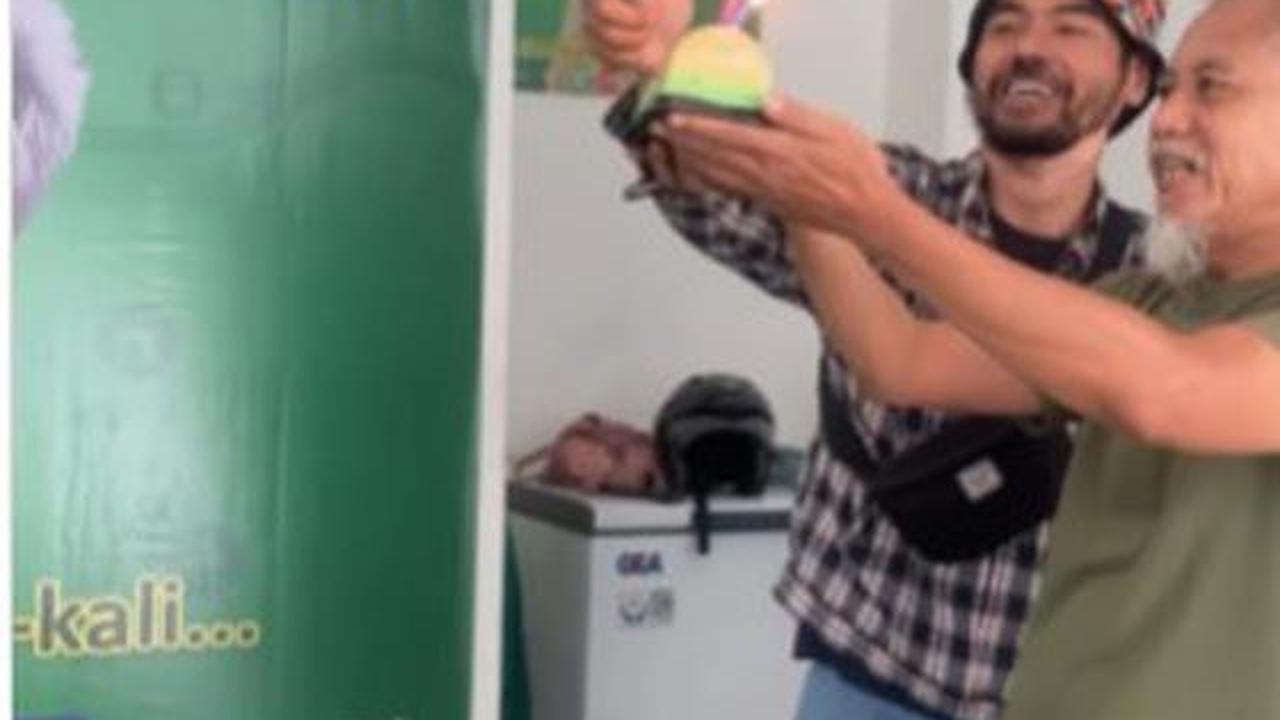 Potret Epy Kusnandar yang Selalu Ceria Bersama Karyawan, Bahagia dalam Kesederhanaan