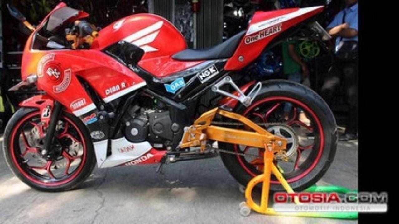 Honda CBR Merah Tebar Otot di Mana-Mana