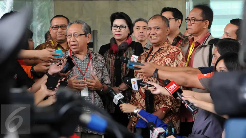 20160219-KPK Dapat Hadiah Pensil Raksasa dari Rektor dan Sejumlah Guru Besar-Jakarta