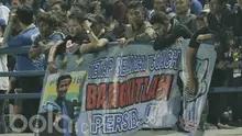 Bobotoh menunjukan spanduk dukungan kepada pelatih Persib, Djajang Nurjaman, saat laga melawan Persiba pada laga lanjutan liga 1 Indonesia di Stadion GBLA, Bandung, Minggu (11/6/2017). Persib menang 1-0. (Bola.com/M Iqbal Ichsan)
