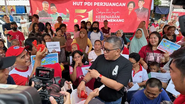 Sekretaris Jenderal (Sekjen) DPP PDIP Hasto Kristiyanto membagikan telur ke warga di kawasan Rumah Susun Tanah Tinggi, Senen, Jakarta Pusat