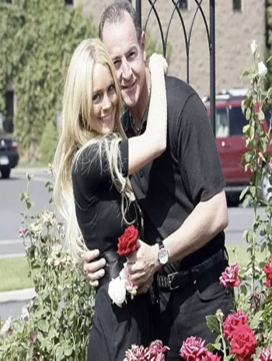 Michael Lohan mengaku, bahwa dirinya juga belum mendengar pernyataan dan kejelasan tentang kehamilan putrinya. Bahkan, Michael Lohan menyerahkan keputusan terbaik untuk dipilih putri nya. (Dailymail/Bintang.com)