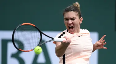 Petenis putri nomor satu dunia, Simona Halep berusaha mengembalikan bola ke petenis Cina, Wang Qiang pada turnamen BNP Paribas Terbuka di Indian Wells, Selasa (13/3). Halep mengalahkan pendatang baru Wang Qiang 7-5 6-1 (Kevork Djansezian/Getty Images/AFP)