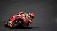 Marc Marquez tampil lebih kalem sehingga finis di posisi 7 pada MotoGP Portugal, Minggu (18/4/2021) (AFP)