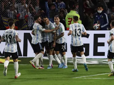 Pemain Argentina Angel Di Maria (tengah) merayakan dengan rekan setimnya usai mencetak gol ke gawang Venezuela pada pertandingan sepak bola kualifikasi Piala Dunia 2022 di Stadion La Bombonera, Buenos Aires, Argentina, 25 Maret 2022. Argentina menang 3-0. (ALEJANDRO PAGNI/AFP)