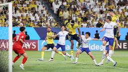Al Nassr langsung memainkan Cristiano Ronaldo, Sadio Mane, dan Joao Felix untuk menekan pertahanan wakil Jepang. Namun, disiplin permainan Gamba Osaka membuat tim tuan rumah kesulitan mengubah dominasi menjadi gol. (AFP/Fayez Nureldine)