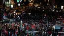 Pemimpin aksi Nattawut Saikuar (tengah) berbicara di hadapan massa selama demonstrasi di Bangkok, Thailand, Minggu (6/9/2021). (AFP/Jack Taylor)