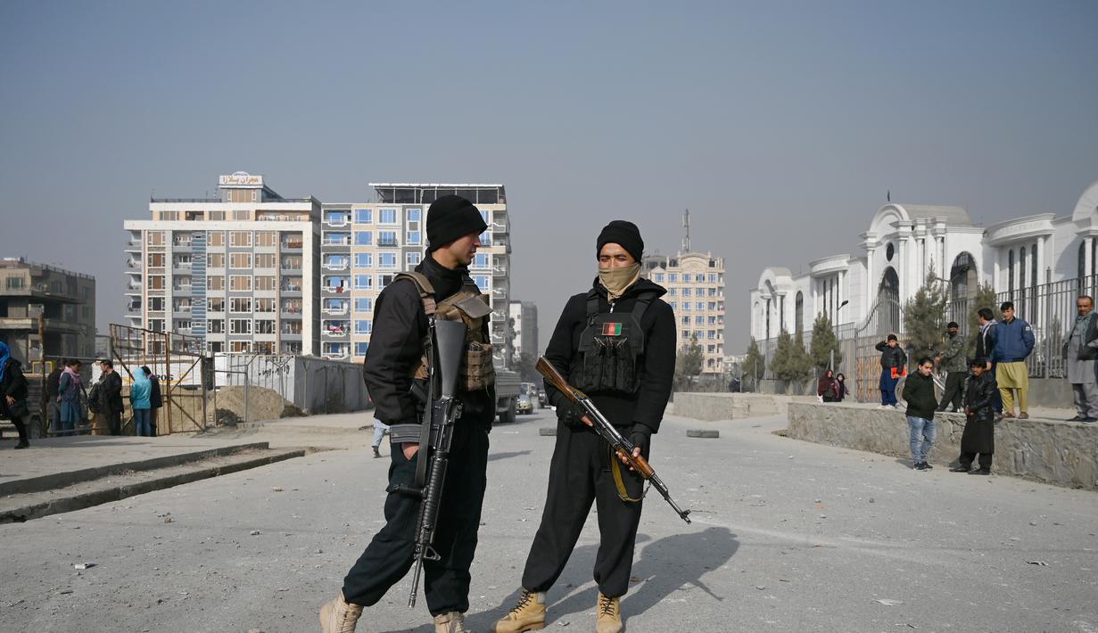 Polisi berjaga di lokasi ledakan bom di Kabul (2/2/2021).  Dua orang tewas ketika ibu kota Afghanistan diguncang serangkaian bom mobil pada jam sibuk, kata para pejabat, sementara seorang polisi kendaraan menjadi sasaran dalam serangan di utara Kabul. (AFP/Bangun Kohsar)