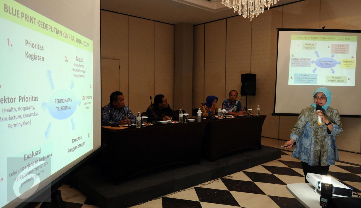 Deputi Kerjasama Luar Negeri dan Promosi BNP2TKI, Elia Rosalina Sunityo (kanan) memberikan penjelasan saat Rapat Penajaman Cetak Biru Kedeputian Kerjasama Luar Negeri dan Promosi 2016-2019 di Bogor, Kamis (10/12/2015). (Liputan6.com/Helmi Fithriansyah)