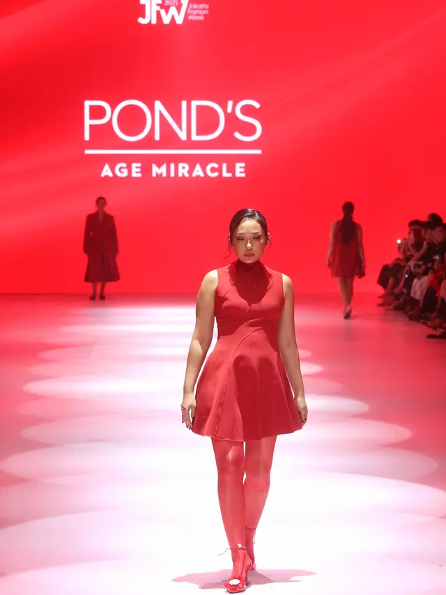 6 Pesona Perempuan 30 Tahun Ke-atas Dian Sastrowardoyo hingga Adinia Wirasti Jadi Model Miracle Runway di JFW 2025
