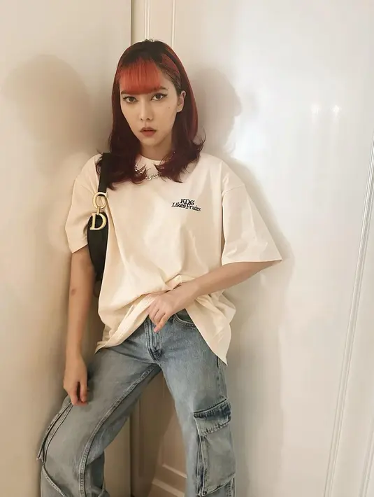 Mewakili zodiak Taurus, Isyana Sarasvati lebih suka tampil dengan oversized look. [@isyanasarasvati]