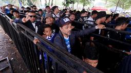 Antrean pendukung suporter Persib Bandung yang akan menonton laga leg 1 final Championship Series BRI Liga 1 2023/2024 melawan Madura United di Stadion Si Jalak Harupat, Bandung, Minggu (26/05/2024). (Bola.com/Muhammad Iqbal Ichsan)