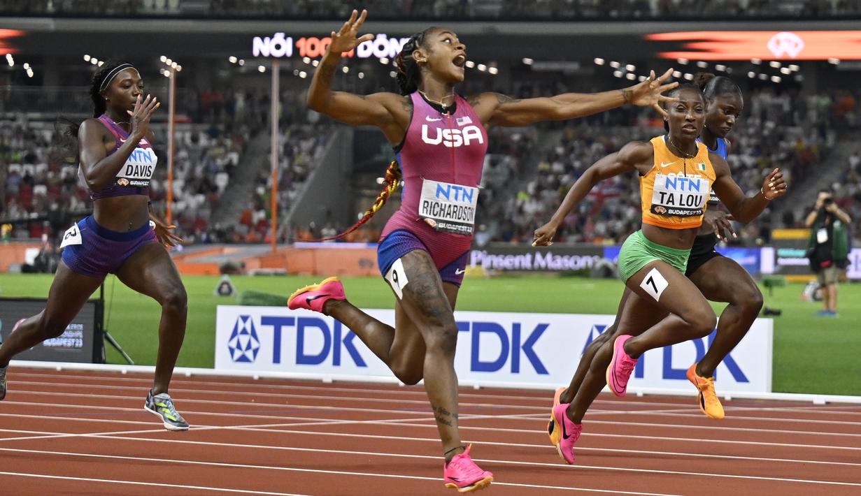 Pelari Amerika Serikat, Sha’Carri Richardson (tengah) melakukan selebrasi saat melewati garis finis pada final 100 meter putri Kejuaraan Dunia Atletik 2023 di National Athletics Centre, Budapest, Hungaria, pada 22 Augustus 2023. (AP Photo/Denes Erdos)