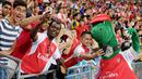 Sosok di balik boneka dinosaurus tersebut adalah pria bernama Jerry Quy. Gunnersaurus telah menjadi maskot klub Arsenal selama 27 tahun. (AP Photo/Joseph Nair)