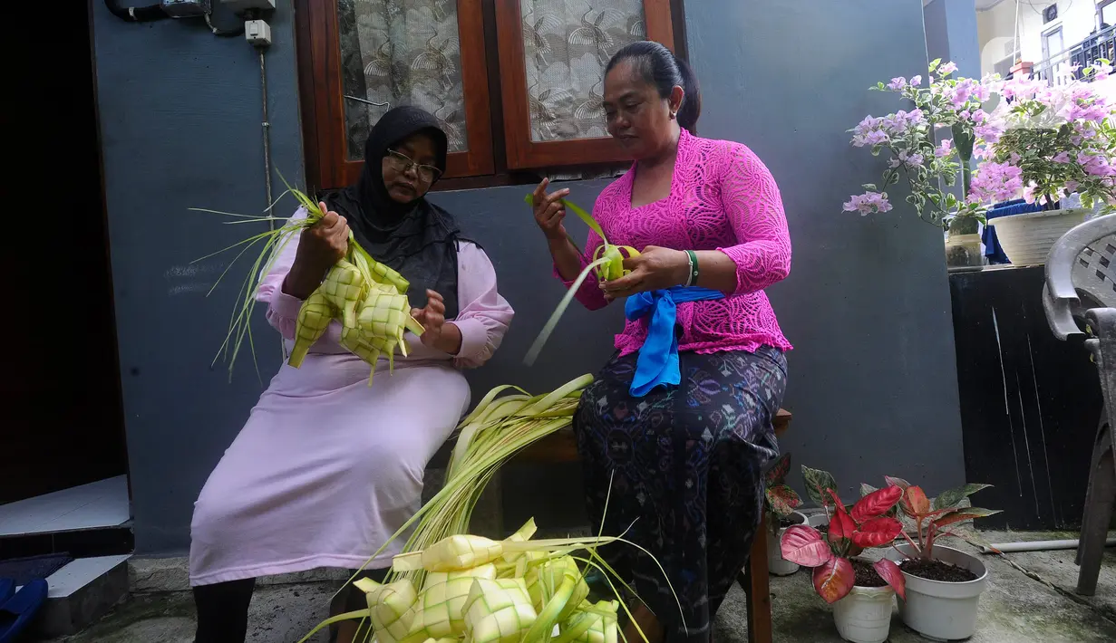 Jelang Lebaran Idul Fitri, Warga Saling Membantu di Bali - Foto