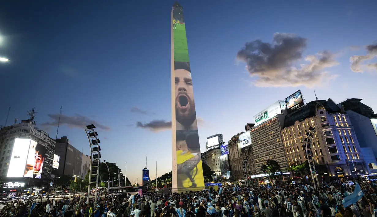 <p>Para suporter berkumpul di monumen Obelisk untuk mendukung timnas Argentina sehari menjelang final Piala Dunia 2022, di Buenos Aires, Argentina, Sabtu, 17 Desember 2022. Argentina akan melawan Prancis pada babak final di Stadion Lusail Iconic, Minggu (18/12). (AP Photo/Rodrigo Abd )</p>