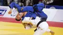 Pejudo Korea Selatan, Changrim An (bawah) berusaha membanting lawannya asal Jerman, Igor Wandtke di kelas -73kg Kejuaraan Dunia Judo 2015 di Astana, Kazakhstan. (26/8/2015). (AFP Photo/Jack Guez)