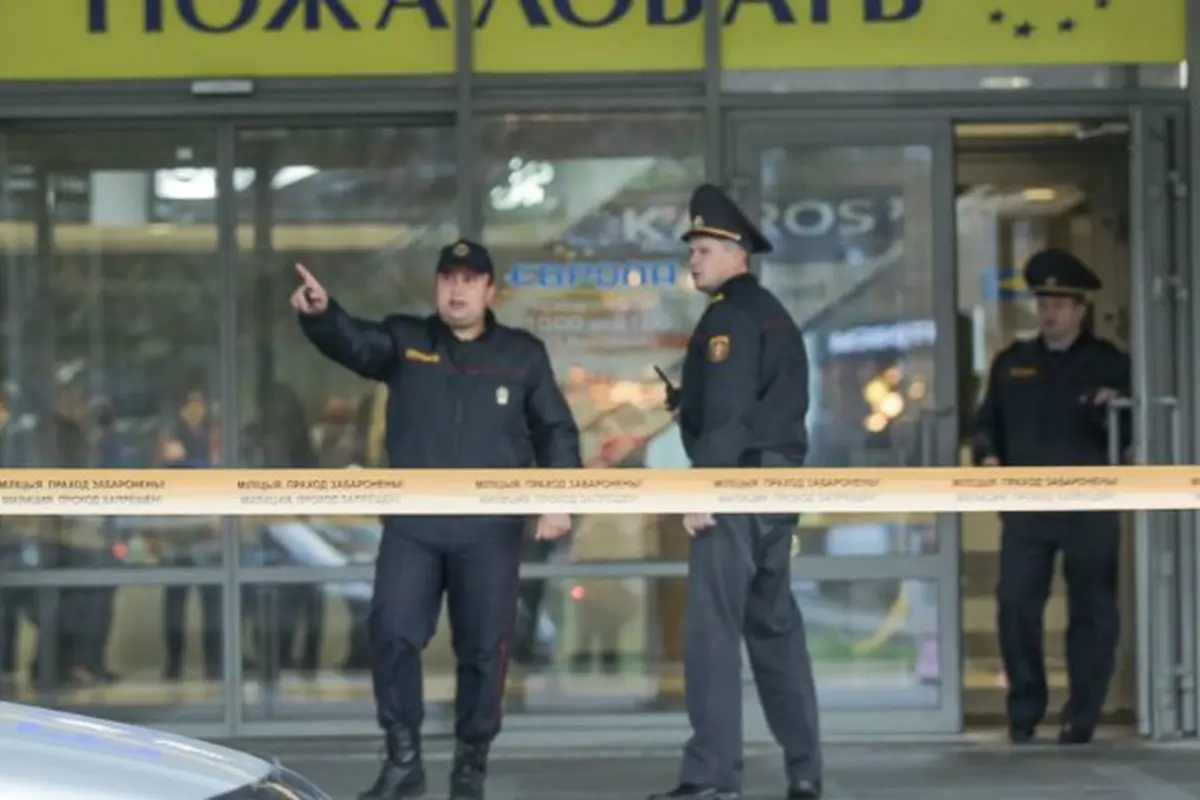 Polisi terlihat berada di lokasi terjadinya serangan di sebuah pusat perbelanjaan di Minsk, Belarus 