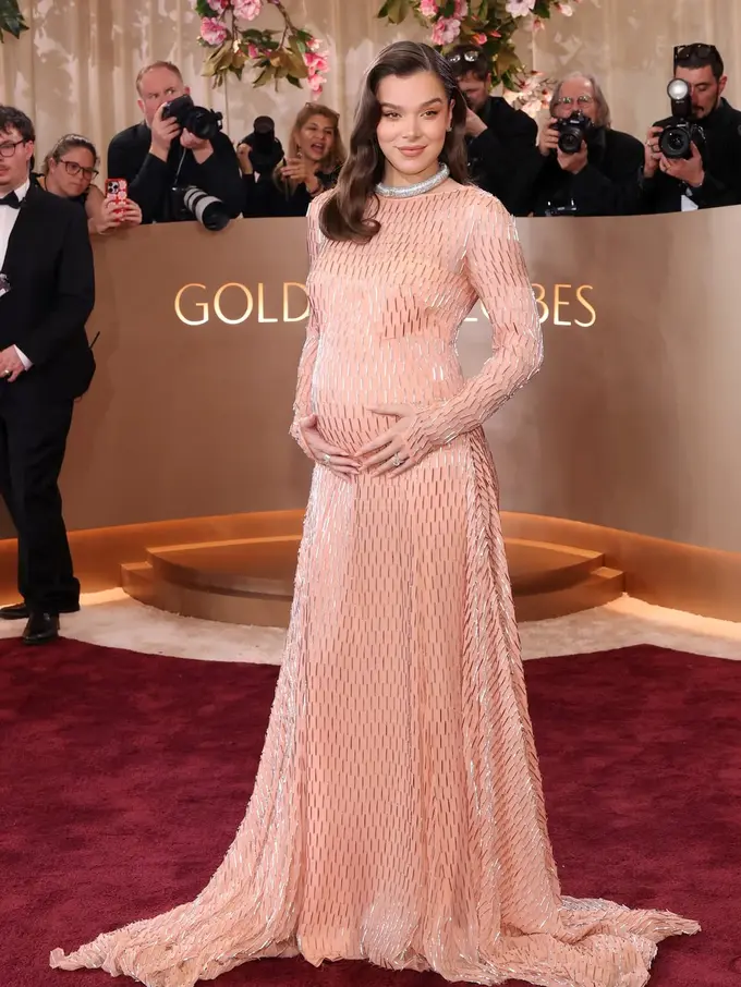 Tampil Perdana Sejak Umumkan Kehamilan, Hailee Steinfeld Pamer Baby Bump di Golden Globes 2026
