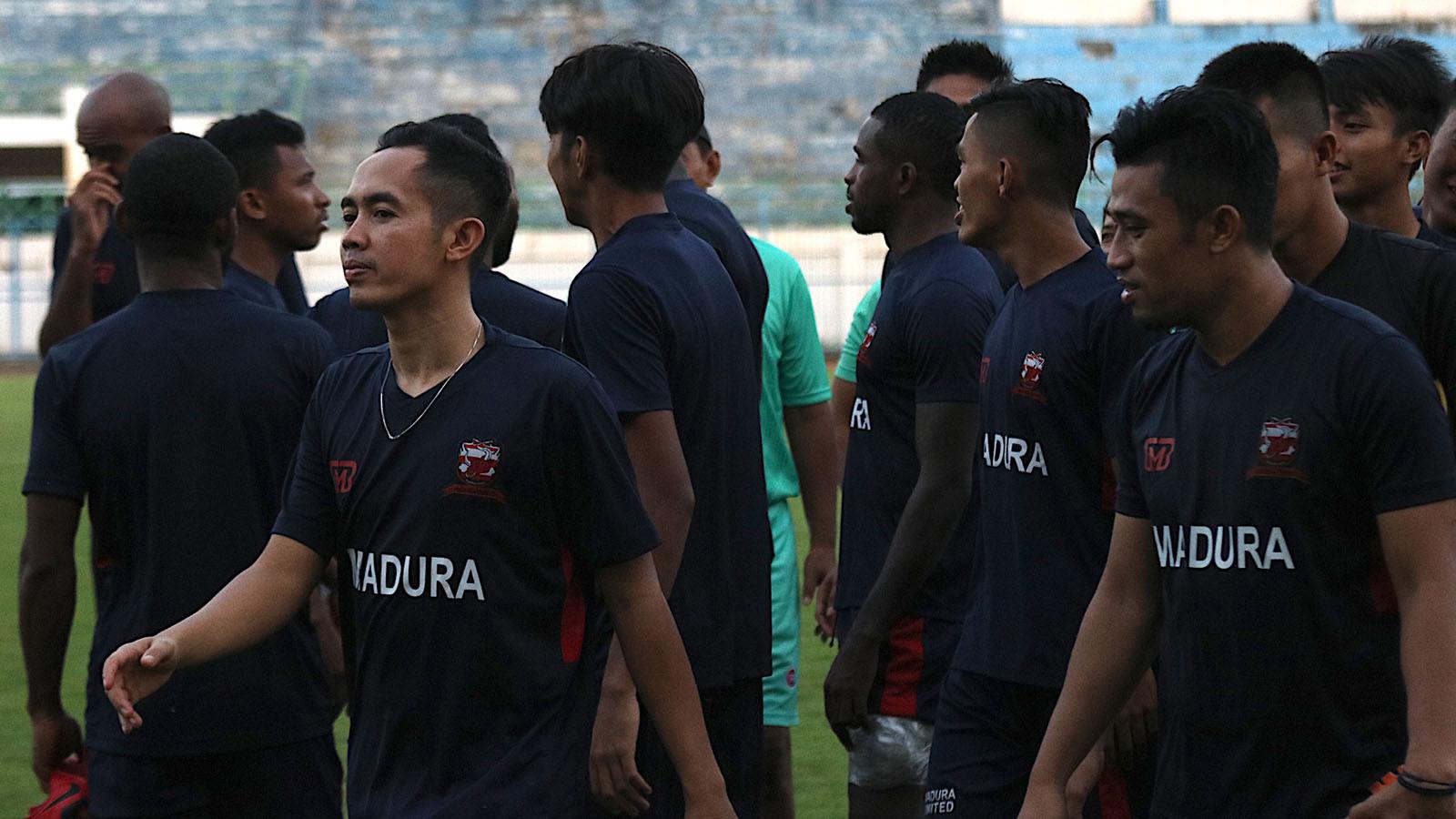 Madura United dalam sesi latihan. (Bola.com/Aditya Wany)