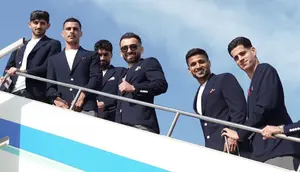 Foto yang diberikan ini, diambil dan dirilis oleh Kantor Pers Federasi Sepak Bola Iran pada 6 Juni 2026, menunjukkan para pemain Timnas Iran (Dari Kiri) bek Mehdi Torabi, pemain sayap kiri Mehdi Ghayedi, gelandang Amirmohammad Razzaghinia, pemain sayap kiri Mohammad Mohebi, dan kiper Payam Niazmand menaiki pesawat di Bandara Antalya menjelang keberangkatan mereka ke Meksiko untuk turnamen sepak bola Piala Dunia 2026, di Antalya, Turki, pada 6 Juni 2026. Iran mengecam Amerika Serikat pada 6 Juni karena menolak visa kepada beberapa staf pendukung skuad Piala Dunia mereka karena para pemain untuk meninggalkan Turki menuju Meksiko. (Foto: Kantor Pers Federasi Sepak Bola Iran/AFP)