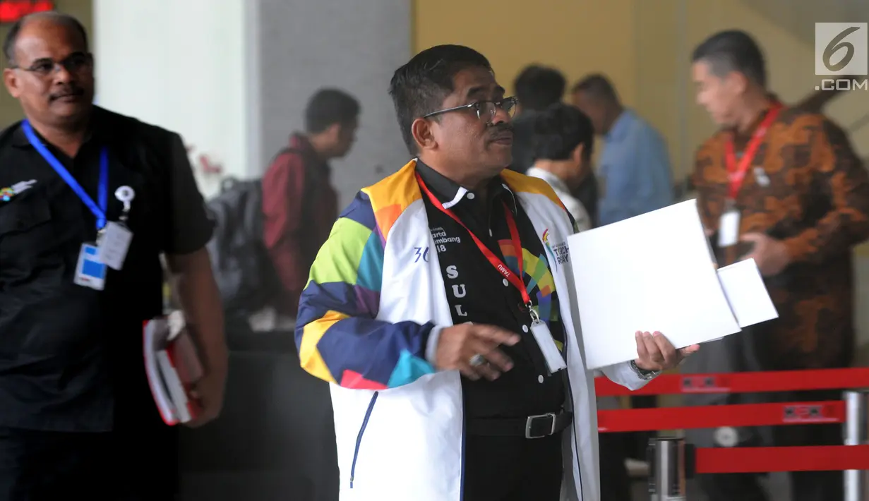 Dirjen Otonomi Daerah Kementerian Dalam Negeri, Soni Sumarsono bersiap menjalani pemeriksaan di gedung KPK, Jakarta, Kamis (9/8). Sumarsono menjalani pemeriksaan sebagai saksi untuk tersangka Gubernur Aceh nonaktif Irwandi Yusuf. (Merdeka.com/Dwi Narwoko)