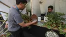 Peserta pameran menyediakan berbagai bibit tanaman, benih, dan peralatan berkebun dalam Festival Jejak Pangan Lestari 2026 di Taman Lapangan Banteng, Jakarta Pusat, Sabtu (10/10/2026). Kegiatan ini memperkenalkan praktik berkebun dan pemanfaatan sumber daya lokal sebagai bagian dari upaya mendorong gaya hidup berkelanjutan serta mendukung sistem pangan yang lebih lestari. (KLY/Budy Santoso)