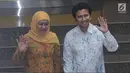 Khofifah Indar Parawansa (kiri) bersama Emil Elistyanto Dardak melambaikan tangan usai menerima surat rekomendasi Cagub dan Cawagub Jawa Timur pada Pilkada 2018 dari Partai Golkar di Jakarta, Rabu (22/11). (Liputan6.com/Helmi Fithriansyah)