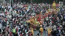 Warga memadati Jakarta Karnaval (Jakarnaval) 2018 di Jalan Medan Merdeka Selatan, Jakarta, Minggu (8/7). Karnaval yang mengusung tema Asian Games dimulai dari depan Balai Kota. (Merdeka.com/Iqbal S Nugroho)